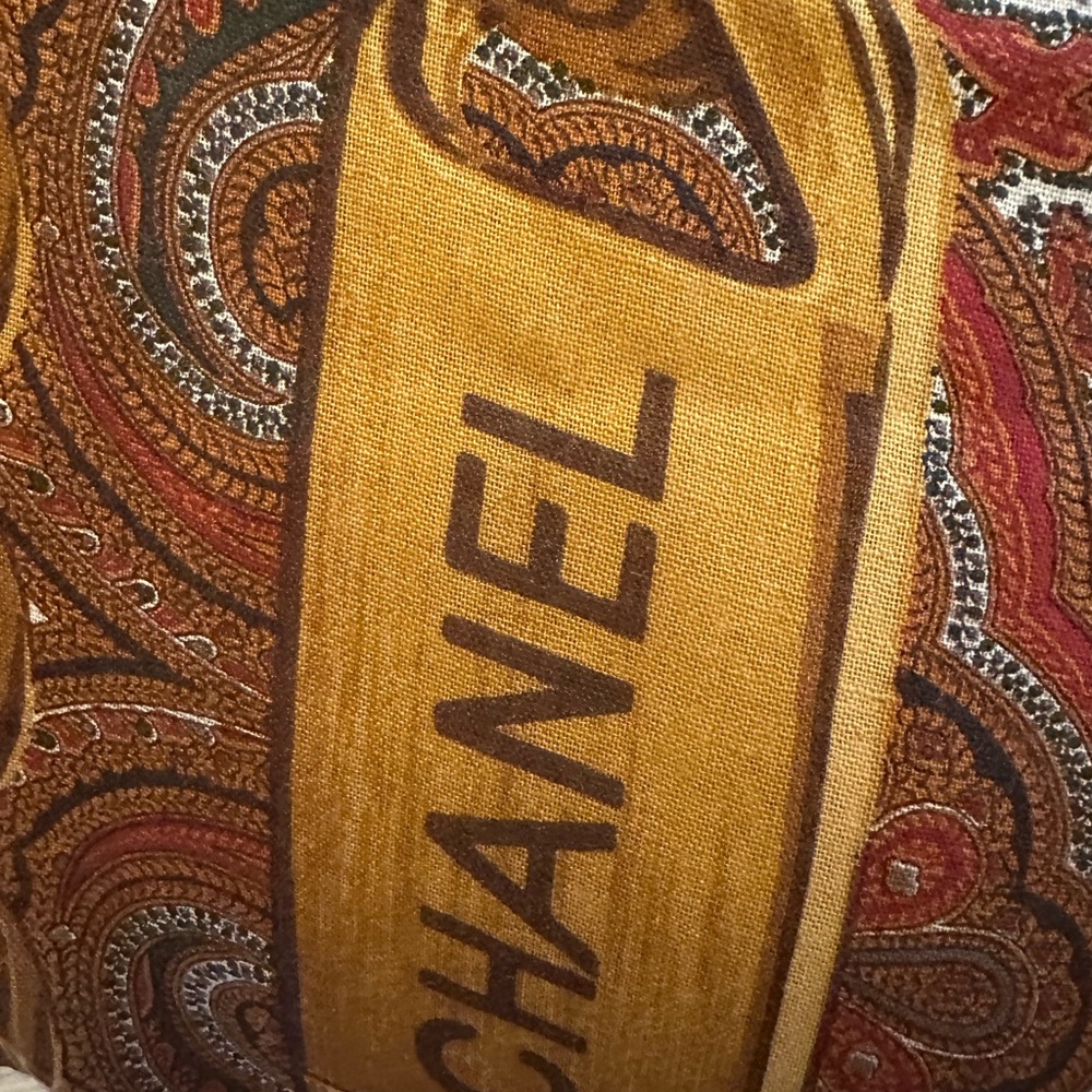 ✔️#81 Exceptionally beautiful Flawless Chanel Marama Shawl - Scarf 54” X 54” - Picture 4 of 9